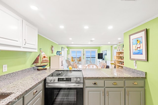 kitchen featuring electric range, recessed lighting, a peninsula, and crown molding