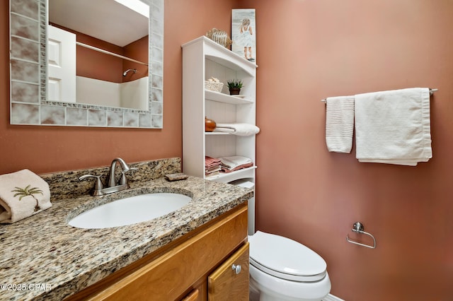 full bath with a shower, toilet, and vanity