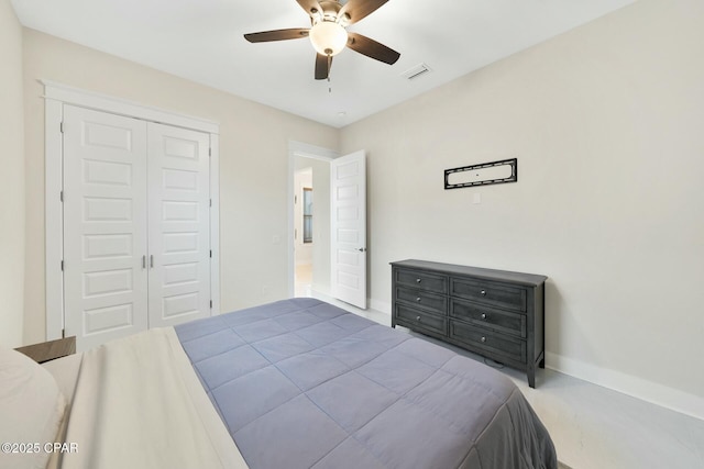 bedroom featuring a closet, visible vents, baseboards, and a ceiling fan