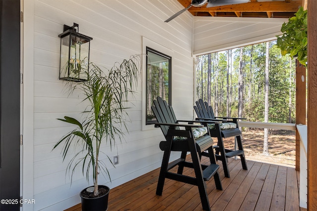 sunroom / solarium featuring a ceiling fan