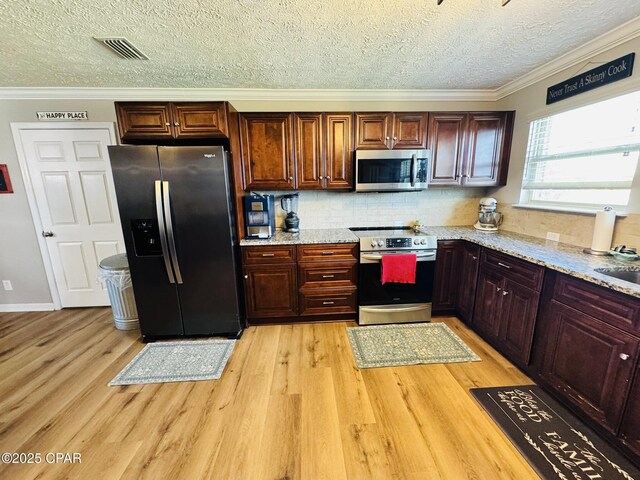 7224 Resota Ln, Panama City, FL 32409 - kitchen featuring light wood-type flooring, stainless steel appliances, visible vents, and a textured ceiling