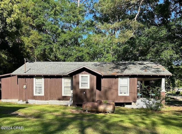 603 W Kansas Ave, Bonifay, FL 32425 - view of front facade featuring a shingled roof and a front lawn