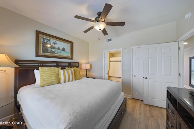 bedroom featuring light wood-style floors, baseboards, a ceiling fan, and a closet
