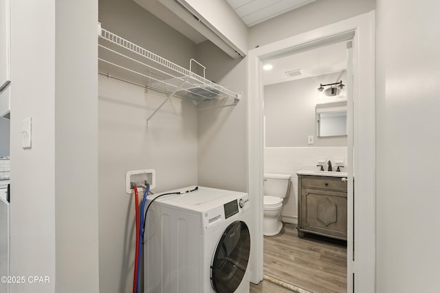 5505 Sun Harbor Rd Unit 143, Panama City, FL 32401 - laundry area featuring laundry area, visible vents, wainscoting, light wood-style flooring, and washer / clothes dryer