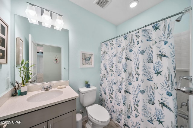 full bath featuring vanity, a shower with curtain, toilet, and visible vents