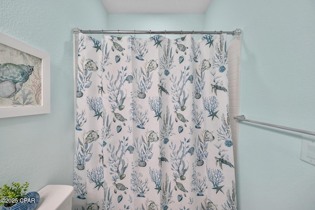 full bath with curtained shower