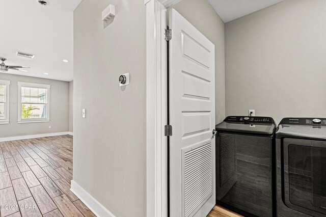 laundry area with visible vents, independent washer and dryer, baseboards, recessed lighting, and wood tiled floor