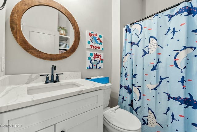full bathroom featuring toilet, a shower with shower curtain, and vanity