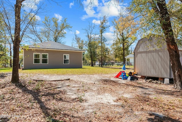 view of yard with an outdoor structure and a storage shed