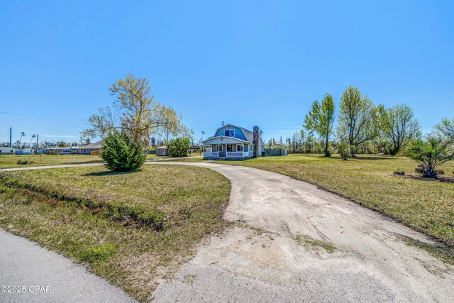 view of front of property featuring driveway and a front yard
