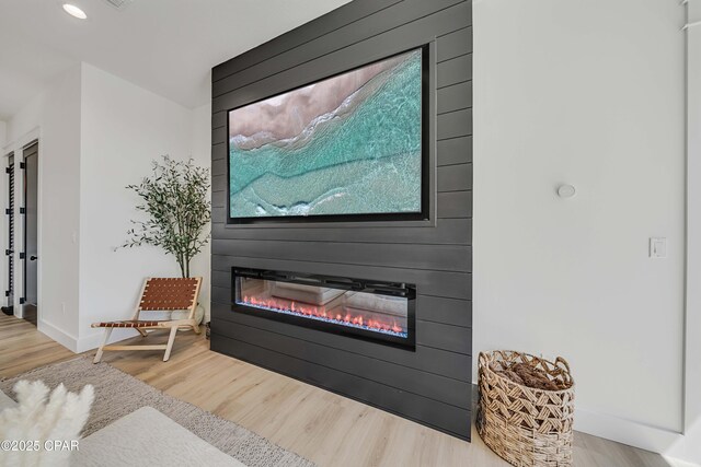 7603 Coastal Hammock Trl, Panama City Beach, FL 32413 - detailed view of a large fireplace, wood finished floors, baseboards, and recessed lighting