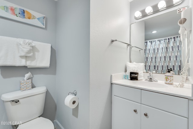 bathroom with a shower with curtain, toilet, and vanity