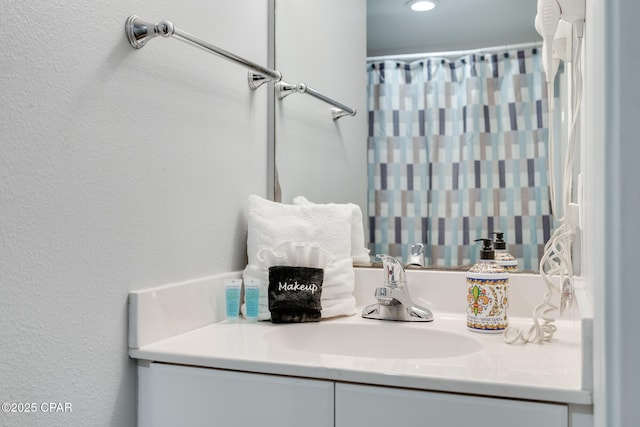 full bathroom featuring a shower with shower curtain and vanity