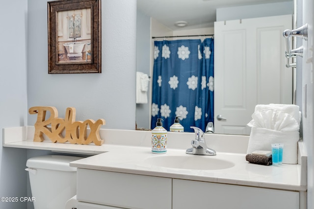 full bath featuring a shower with curtain, toilet, and vanity
