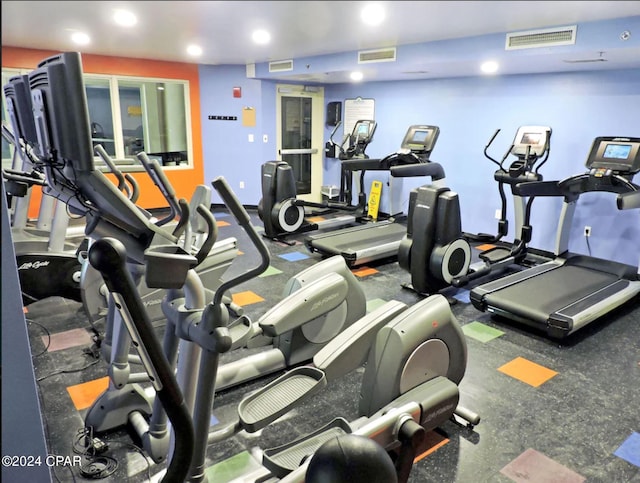 workout area with recessed lighting, baseboards, and visible vents