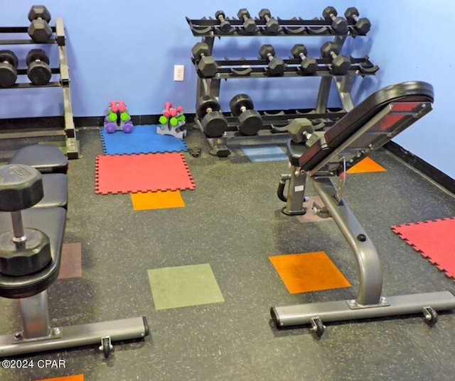 workout room featuring baseboards