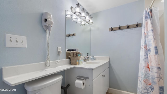 full bathroom featuring a shower with curtain, toilet, and vanity