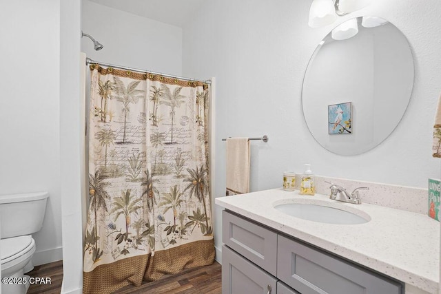 full bathroom featuring toilet, a shower with shower curtain, vanity, and wood finished floors