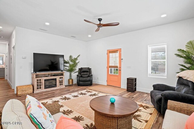 living room featuring baseboards, recessed lighting, light wood-style floors, visible vents, and ceiling fan