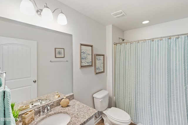 full bathroom featuring visible vents, curtained shower, toilet, recessed lighting, and vanity