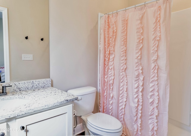bathroom with toilet, a shower with shower curtain, and vanity