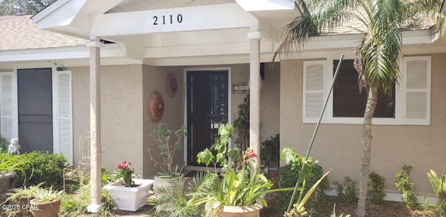 view of exterior entry with stucco siding
