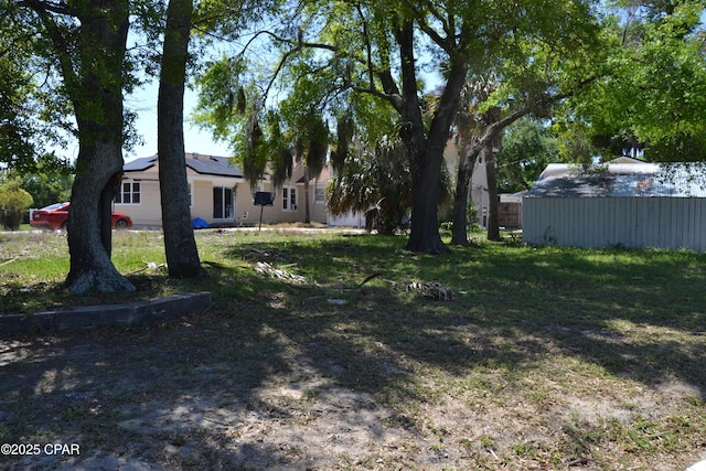 view of yard featuring an outbuilding