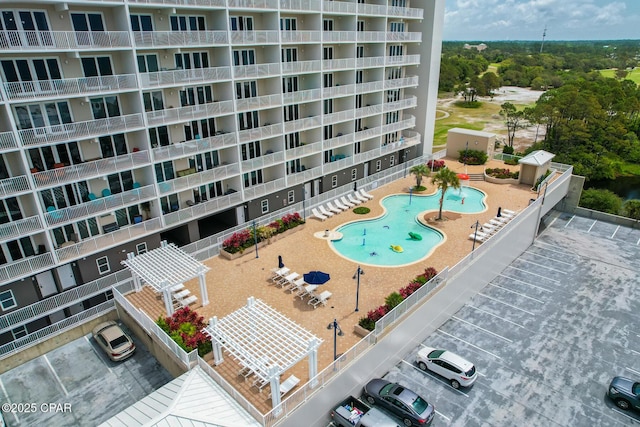 bird's eye view of a pool area and apartment complex / building