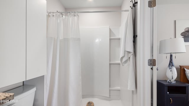 full bath featuring toilet and a shower with curtain