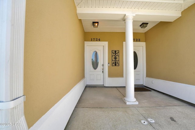 view of exterior entry featuring stucco siding