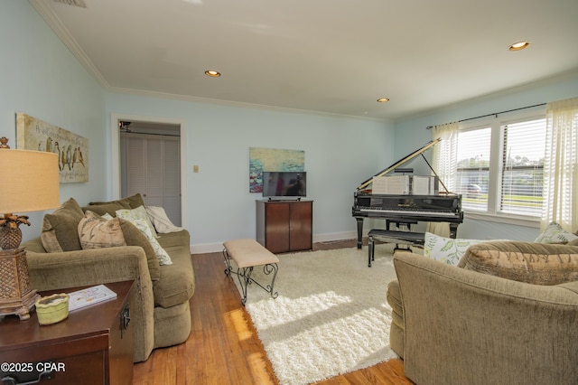 living area featuring recessed lighting, light wood finished floors, crown molding, and baseboards