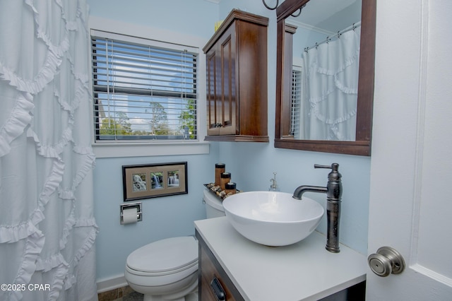 full bathroom with a shower with curtain, baseboards, vanity, and toilet