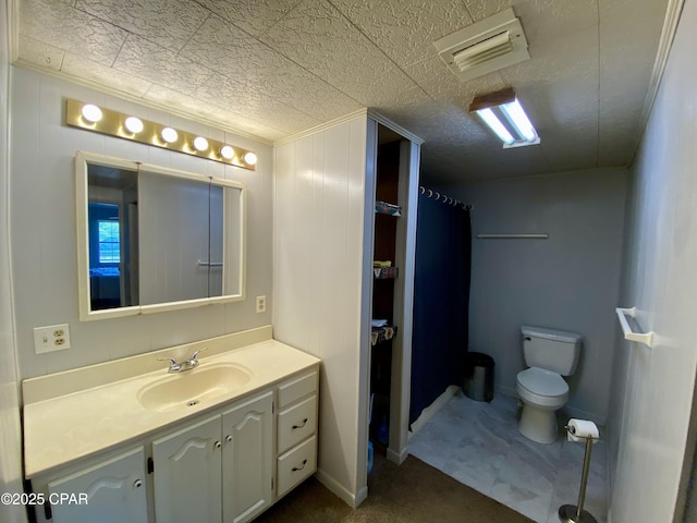 bathroom with vanity, a shower with curtain, visible vents, toilet, and baseboards