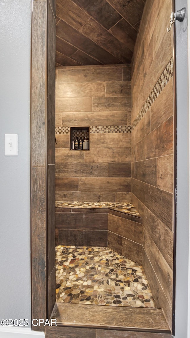 full bathroom with wooden ceiling and tiled shower