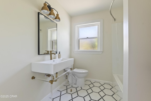 full bath with toilet, a sink, a shower, and baseboards