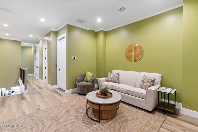 living area featuring baseboards, wood finished floors, visible vents, and recessed lighting