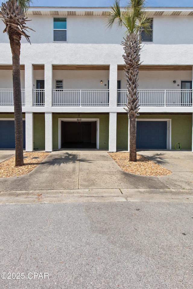 view of front of home featuring stucco siding, an attached garage, and concrete driveway