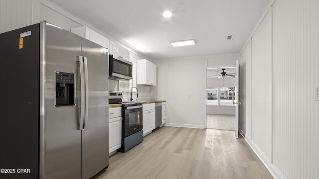 kitchen featuring light wood-style flooring, visible vents, white cabinetry, a ceiling fan, and appliances with stainless steel finishes
