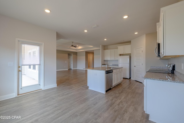 kitchen with a sink, ceiling fan, stainless steel appliances, open floor plan, and a center island with sink
