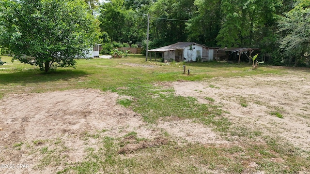view of yard with an outdoor structure