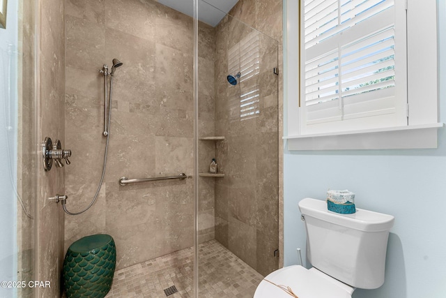 full bath with tiled shower and toilet