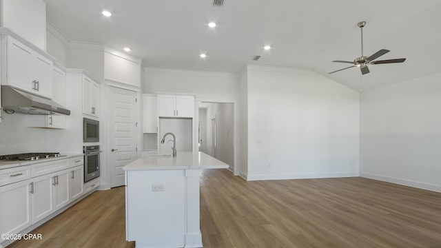 kitchen with a kitchen island with sink, light wood-style floors, gas cooktop, under cabinet range hood, and a ceiling fan