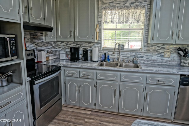 5585 Suncrest Rd, Marianna, FL 32448 - kitchen featuring appliances with stainless steel finishes, a sink, gray cabinets, and tasteful backsplash
