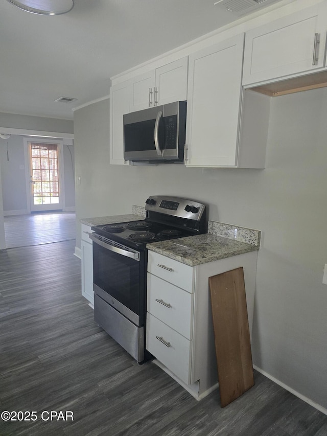 2707 W 18th St, Panama City, FL 32405 - kitchen featuring visible vents, dark wood-style flooring, baseboards, white cabinetry, and stainless steel appliances