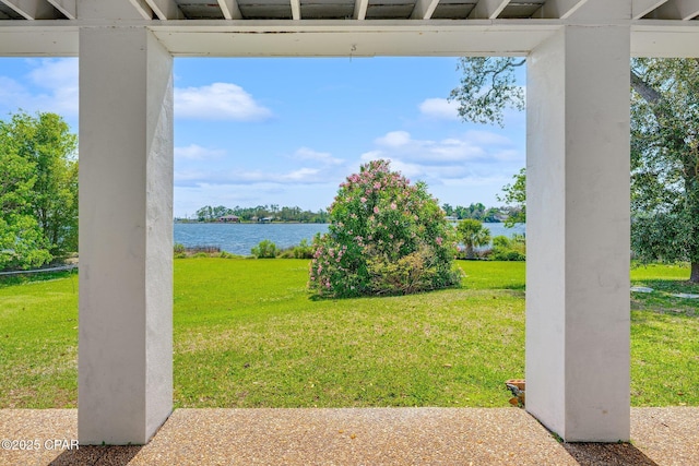 view of yard featuring a water view