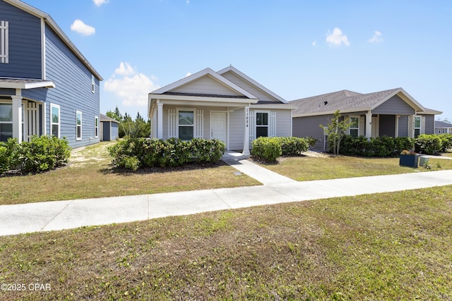 view of front of property featuring a front lawn
