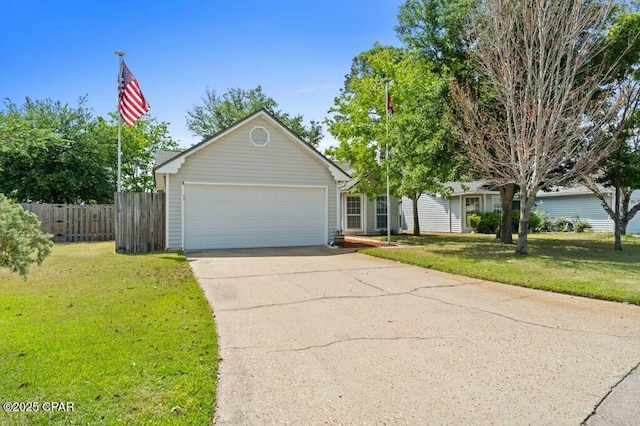 view of front of house featuring fence and a front lawn