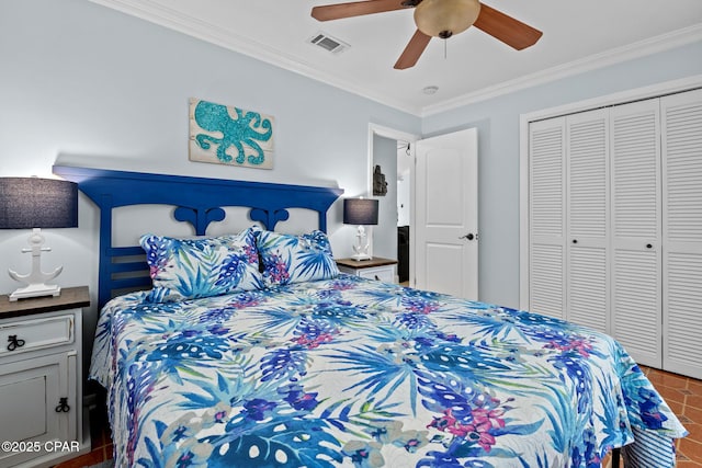 bedroom featuring visible vents, ceiling fan, crown molding, and a closet