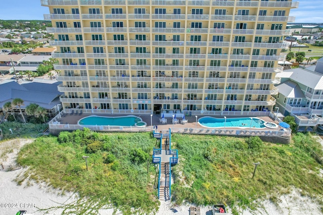view of apartment building / complex