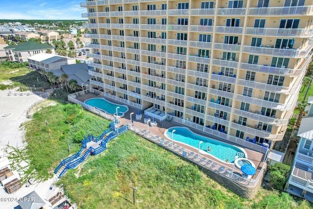 bird's eye view of a pool and apartment complex